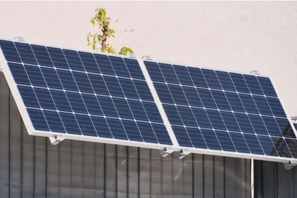 陽(yáng)臺(tái)欄桿上安裝的光伏太陽(yáng)能系統(tǒng)